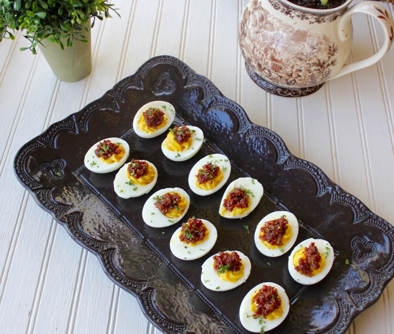 https://lakelurecottagekitchen.com/wp-content/uploads/2017/04/Deviled-Eggs-with-Bacon-Jam-1.jpg